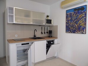 Fridge, microwave, dishwasher, cookware/dishes/utensils - Gemütliche und moderne Wohnung in der Nähe von Meer und Zentrum by Interhome (Krk/Milohnići)