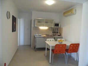 Dining - Gemütliche und moderne Wohnung in der Nähe von Meer und Zentrum by Interhome (Krk/Milohnići)