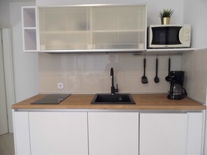 Fridge, microwave, dishwasher, cookware/dishes/utensils - Gemütliche und moderne Wohnung in der Nähe von Meer und Zentrum by Interhome (Krk/Milohnići)