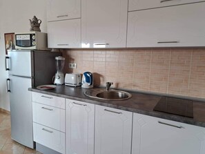 Kühlschrank, Kochgeschirr/Geschirr/Besteck