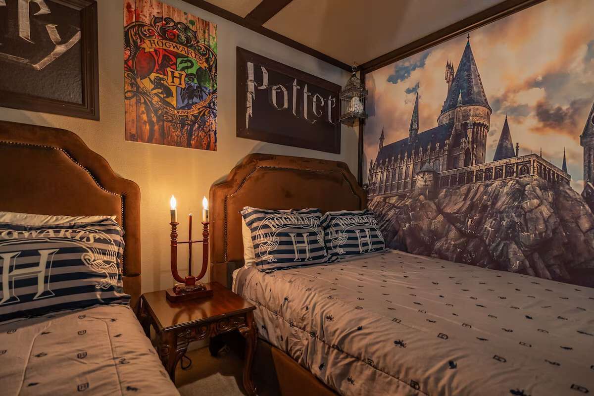 Een strijkplank/strijkijzer, reisbedje, wifi, beddengoed