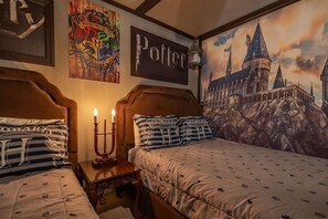 Een strijkplank/strijkijzer, reisbedje, wifi, beddengoed