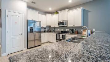 Een koelkast, een magnetron, een oven, een kookplaat