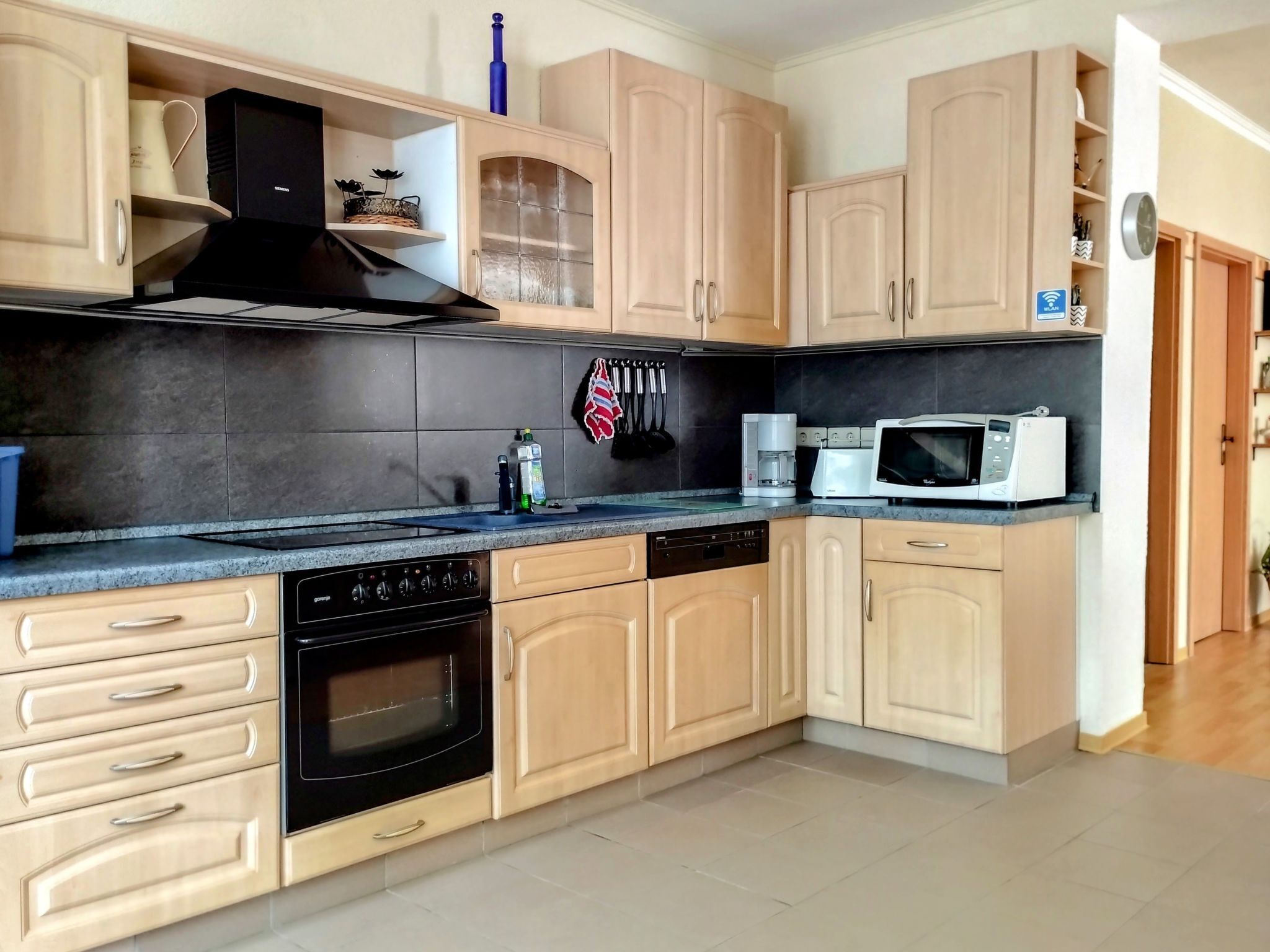 Jääkaappi, mikroaaltouuni, uuni, astianpesukone