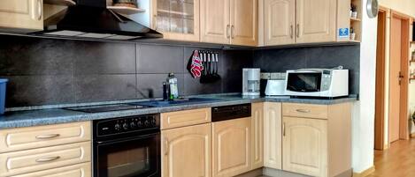 Réfrigérateur, micro-ondes, four, lave-vaisselle