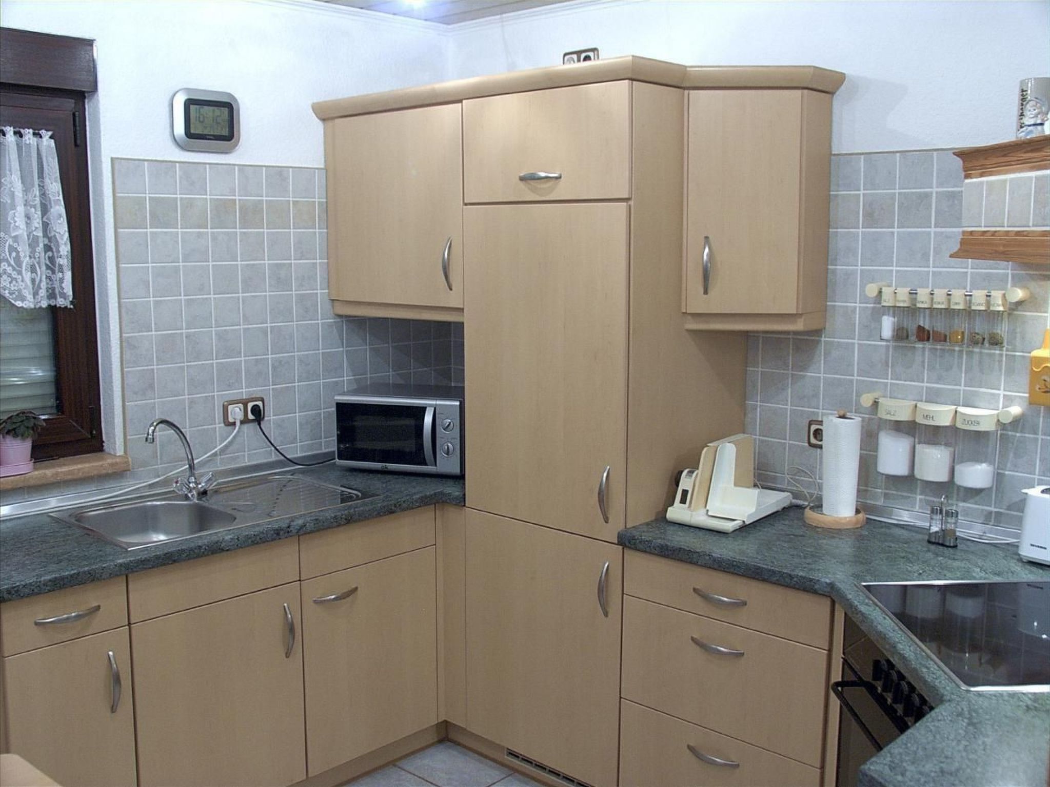 Kühlschrank, Mikrowelle, Ofen, Geschirrspüler