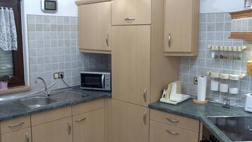 Kühlschrank, Mikrowelle, Ofen, Geschirrspüler