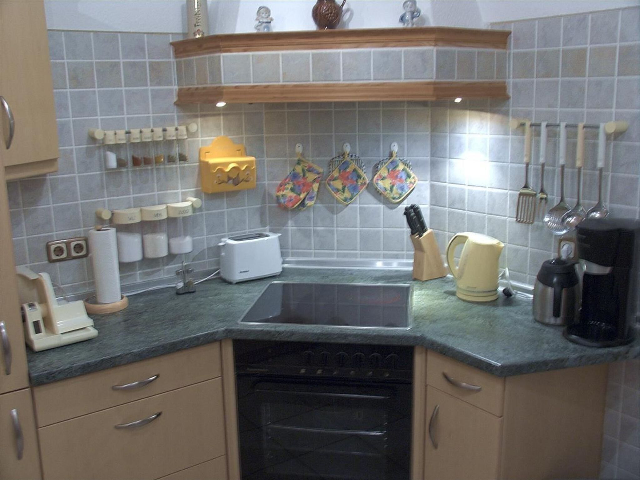 Kühlschrank, Mikrowelle, Ofen, Geschirrspüler