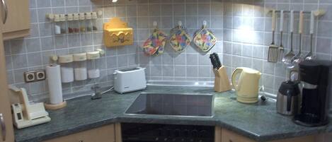 Kühlschrank, Mikrowelle, Ofen, Geschirrspüler