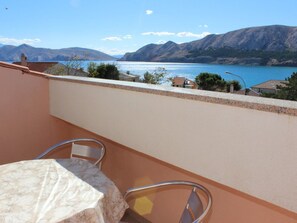 Outdoor dining - in Baška mit Eigenem Balkon by Interhome (Krk/Baška)