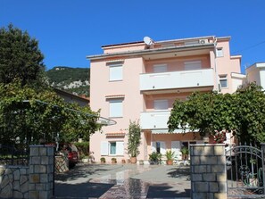Exterior - in Baška mit Eigenem Balkon by Interhome (Krk/Baška)