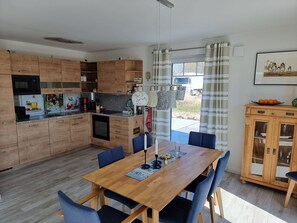Kühlschrank, Mikrowelle, Ofen, Geschirrspüler