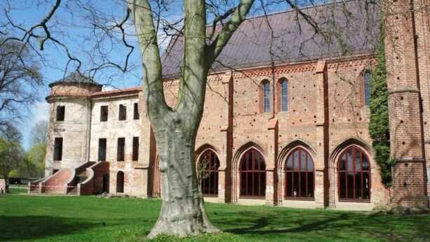 A historic building with arched windows and a central tower. - Ferienhaus Claire am Klostersee Urlaub mit Hund by Interhome (Dargun)