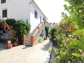 Property grounds - Charmante Ferienwohnung in Baška mit Eigener Terrasse by Interhome (Krk/Baška)