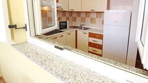 冷蔵庫、電子レンジ、調理器具と食器