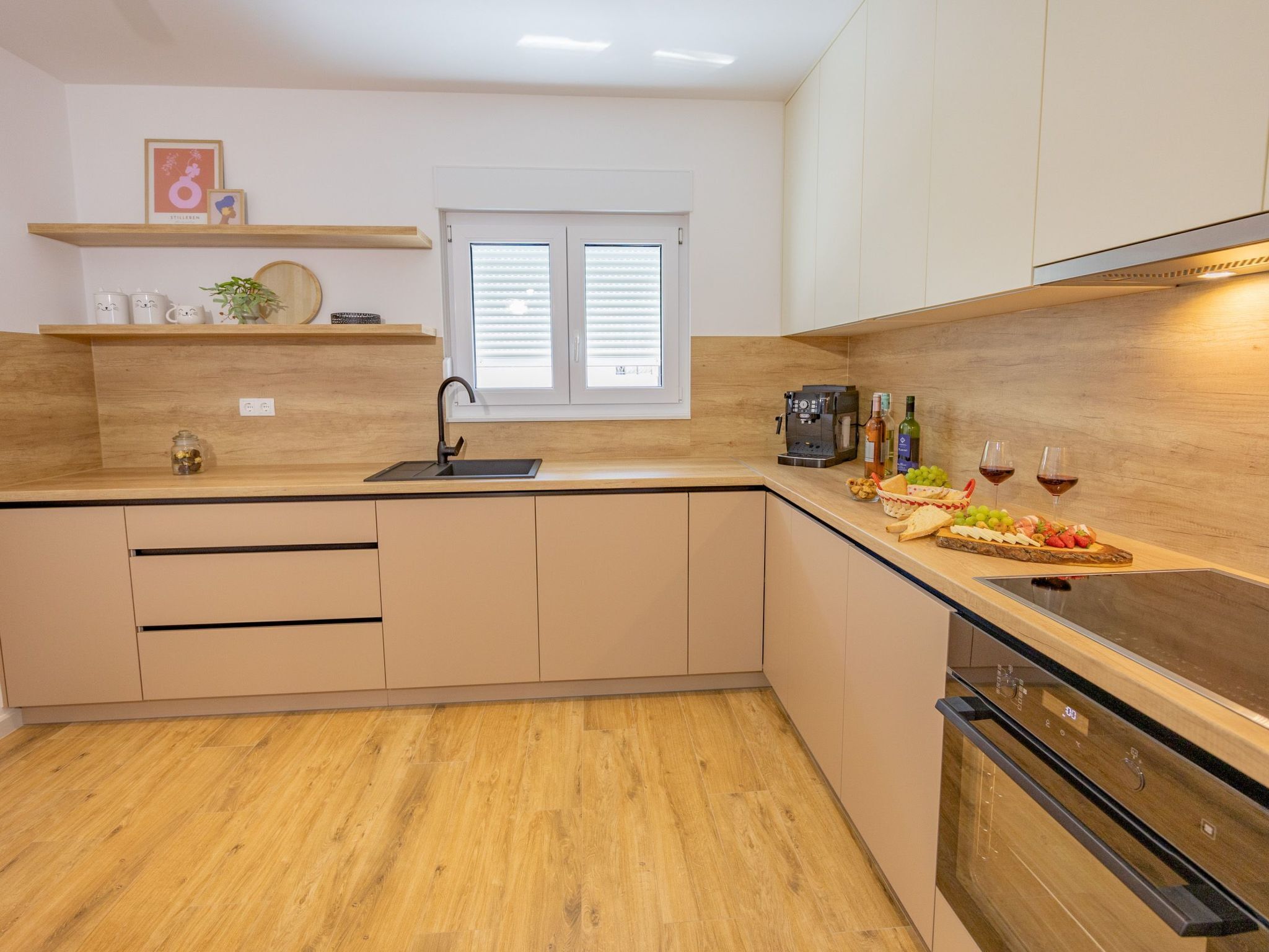 Kjøleskap, mikrobølgeovn, ovn og oppvaskmaskin