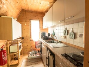 Fridge, microwave, dishwasher, cookware/dishes/utensils