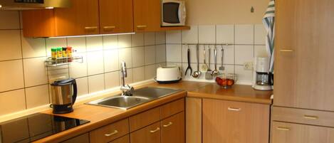 Kjøleskap, mikrobølgeovn, ovn og oppvaskmaskin