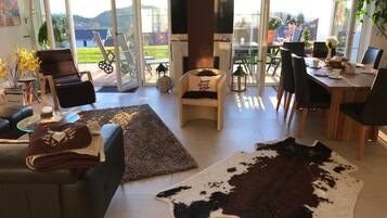 Fernseher, Kamin, DVD-Player