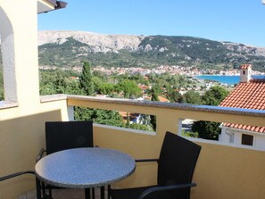 Outdoor dining - in Baška mit Eigenem Balkon by Interhome (Krk/Baška)