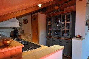 Refrigerador, horno y utensilios de cocina 