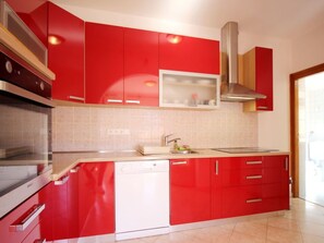 Frigorifero, forno, lavastoviglie, pentole/stoviglie/utensili