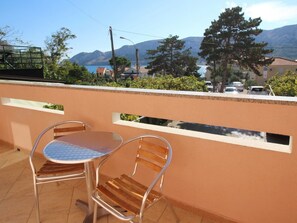 Outdoor dining - in Baška mit Eigenem Balkon by Interhome (Krk/Baška)