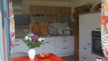 KĂŒhlschrank, Mikrowelle, Ofen, GeschirrspĂŒler