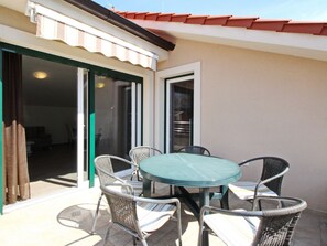Outdoor dining - Tolles Appartement in Baška mit Terrasse by Interhome (Krk/Baška)