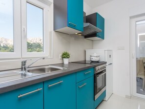 Fridge, oven, cookware/dishes/utensils - Tolle Wohnung in Baška mit Eigenem Balkon by Interhome (Krk/Baška)