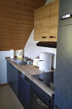 Kühlschrank, Ofen, Geschirrspüler, Kochgeschirr/Geschirr/Besteck