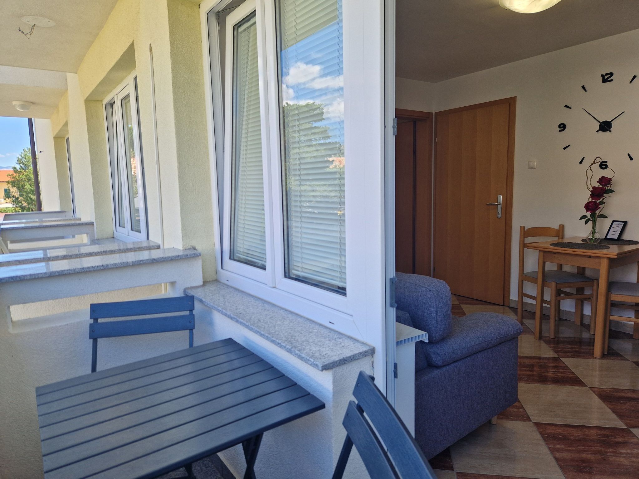 Un appartement moderne doté d’un balcon, d’un coin repas et d’un salon.