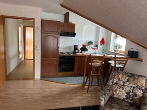 Kühlschrank, Mikrowelle, Ofen, Kochgeschirr/Geschirr/Besteck