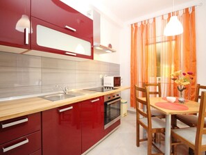 Fridge, microwave, oven, cookware/dishes/utensils - Appartement in Baška mit Eigener Terrasse by Interhome (Krk/Baška)