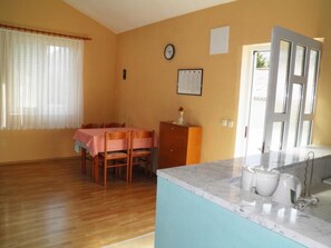 Dining - Wohnung in Baška mit Eigenem Balkon und Meerblick by Interhome (Krk/Baška)
