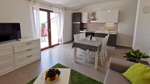 Een modern appartement met een eethoek, keuken en woonkamer.