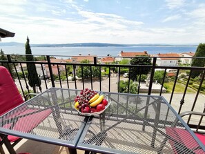 Outdoor dining - Wohnung in Crikvenica mit Terrasse und Meerblick by Interhome (Crikvenica)