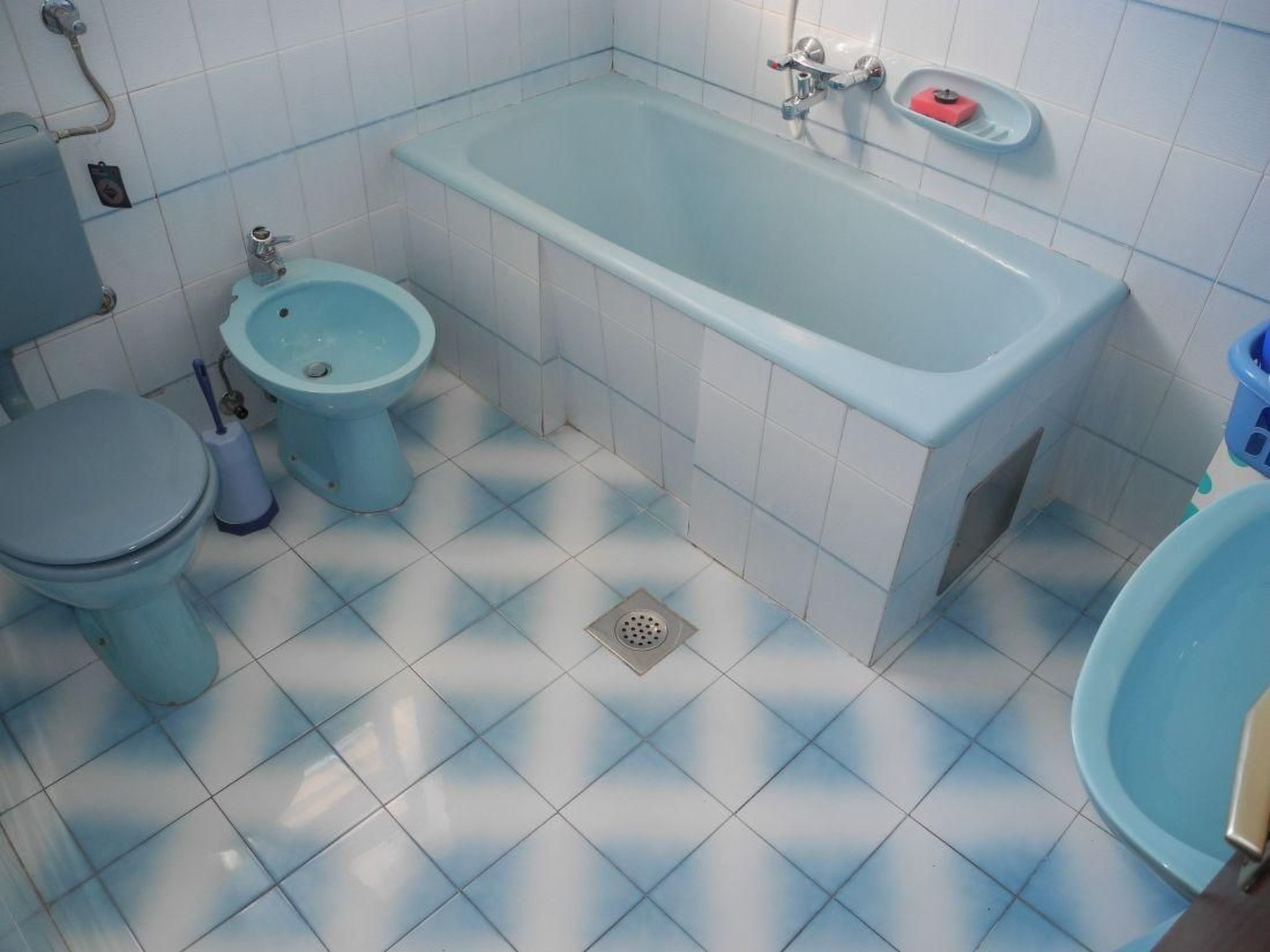 Une salle de bain avec une baignoire, un lavabo et des toilettes.