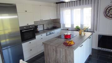 Kühlschrank, Mikrowelle, Ofen, Geschirrspüler