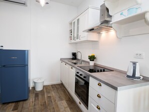 Fridge, oven, cookware/dishes/utensils - Wohnung für 2-3 Personen, 100m vom Strand entfernt by Interhome (Crikvenica)