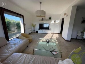 Fernseher, Kamin, DVD-Player