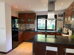 Kühlschrank, Ofen, Geschirrspüler, Kochgeschirr/Geschirr/Besteck