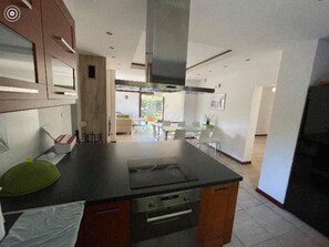 Kühlschrank, Ofen, Geschirrspüler, Kochgeschirr/Geschirr/Besteck