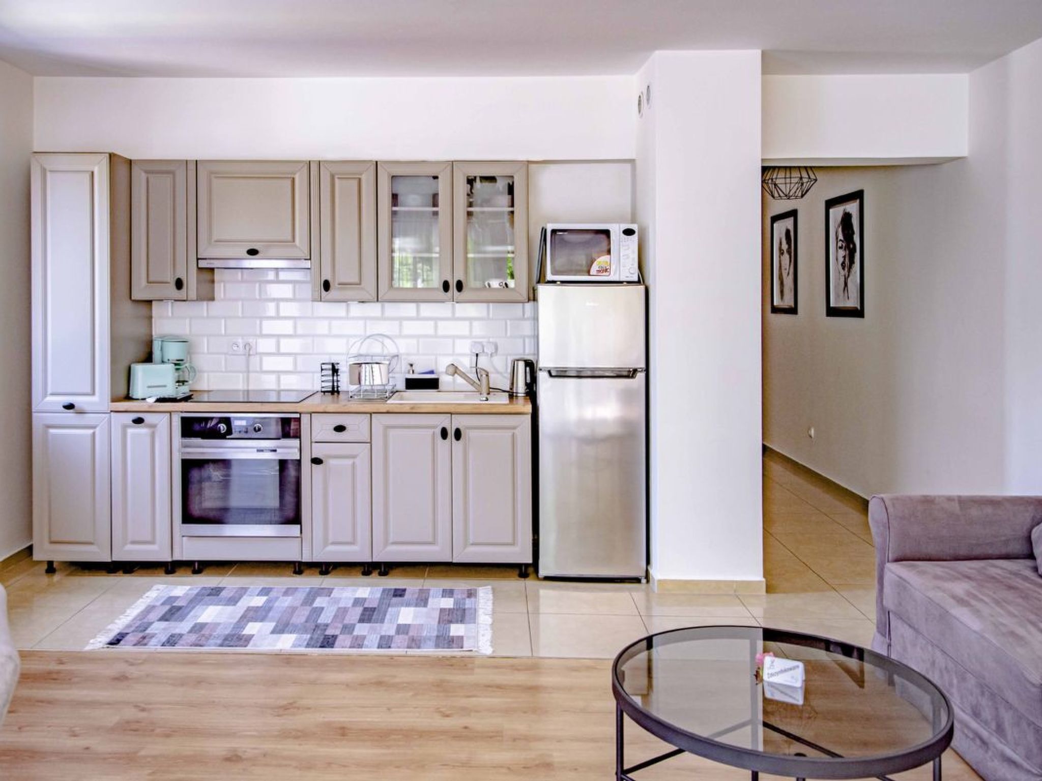 Een koelkast, een microgolfoven, kookgerei, borden en bestek