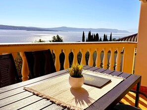 Outdoor dining - Wohnung mit Balkon und Meerblick by Interhome (Crikvenica)