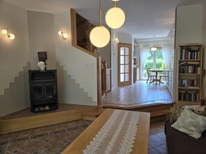 TV, fireplace