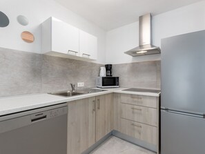 Fridge, microwave, dishwasher, cookware/dishes/utensils - Modernes Apartment in Crikvenica mit Gemeinschaftspool by Interhome (Crikvenica)