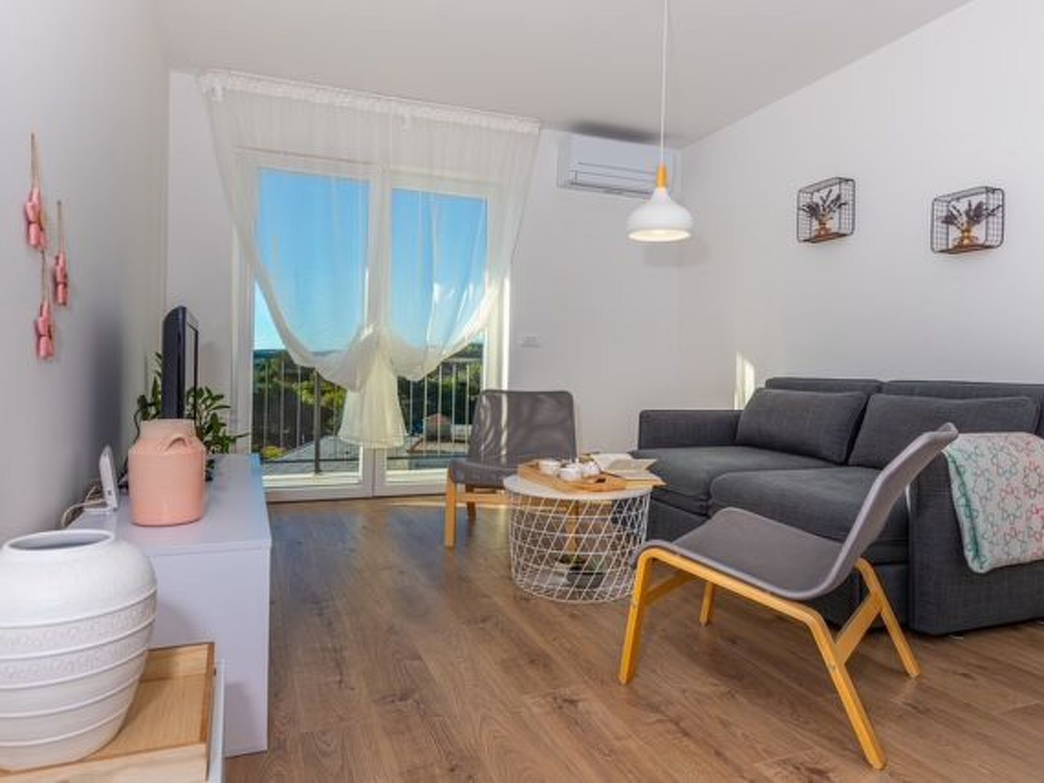 Una televisión, un reproductor de DVD