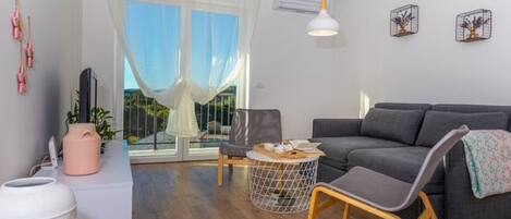 Una televisión, un reproductor de DVD