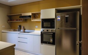 Refrigerador, microondas, horno y parrilla de estufa 